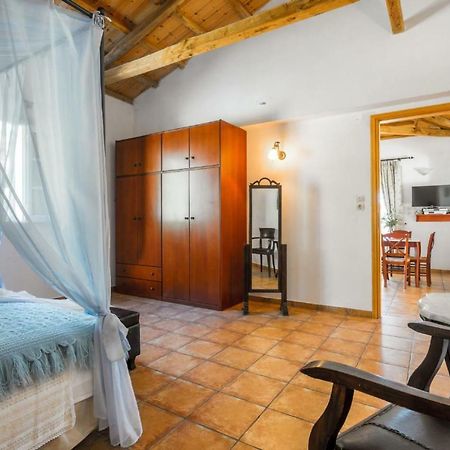 Villa Tassoula Isomata Екстериор снимка