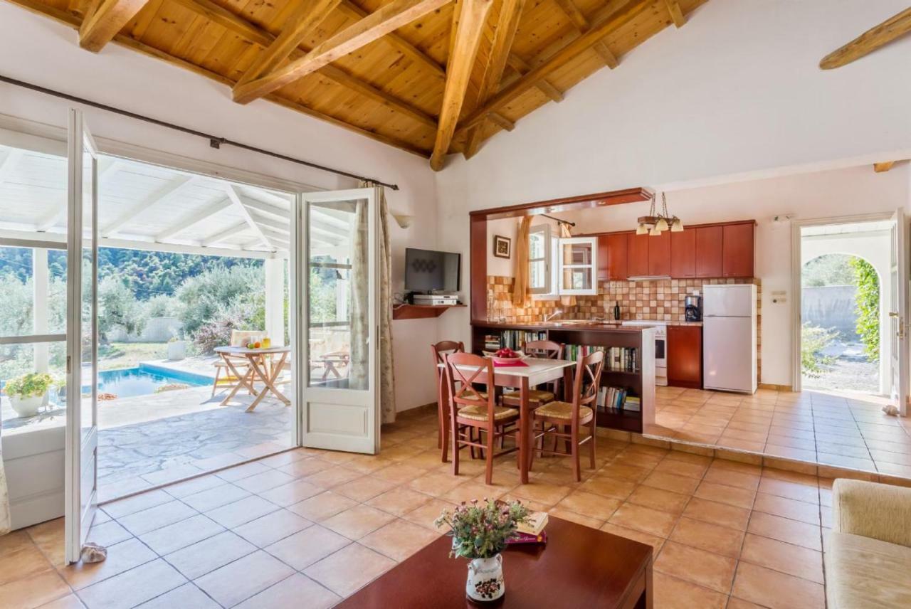 Villa Tassoula Isomata Екстериор снимка