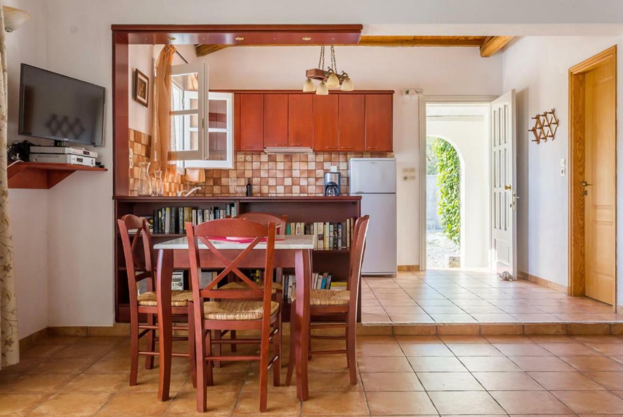 Villa Tassoula Isomata Екстериор снимка