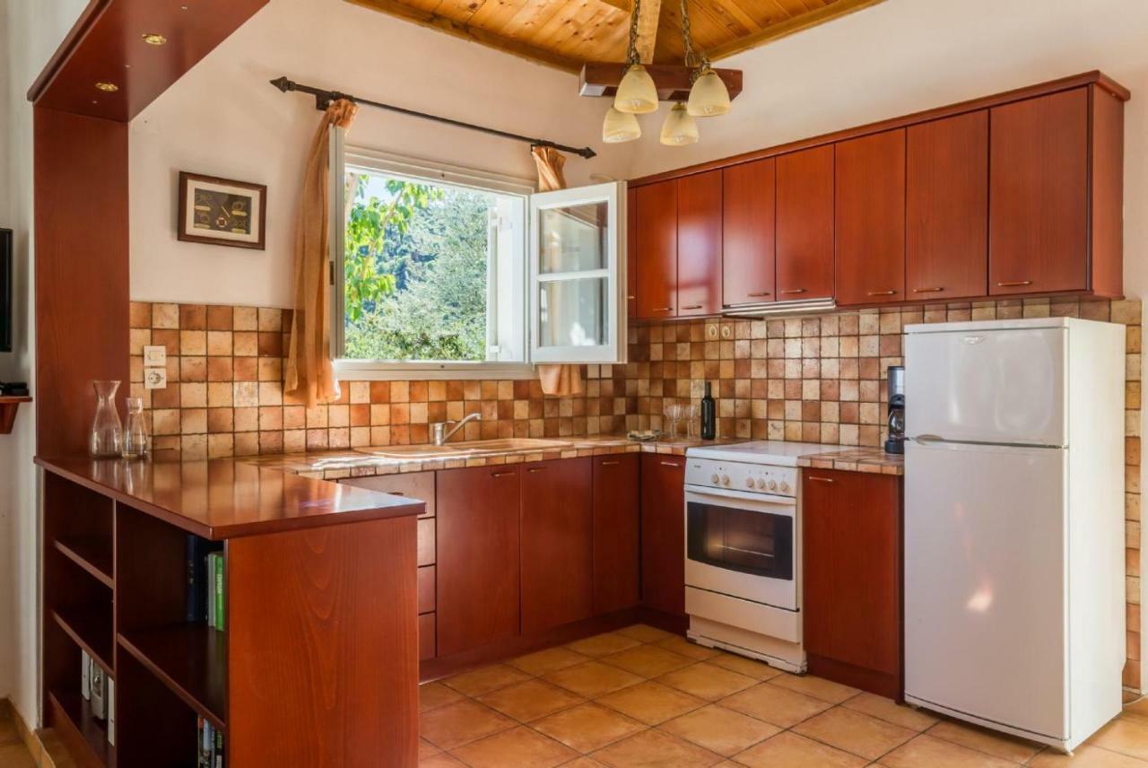 Villa Tassoula Isomata Екстериор снимка