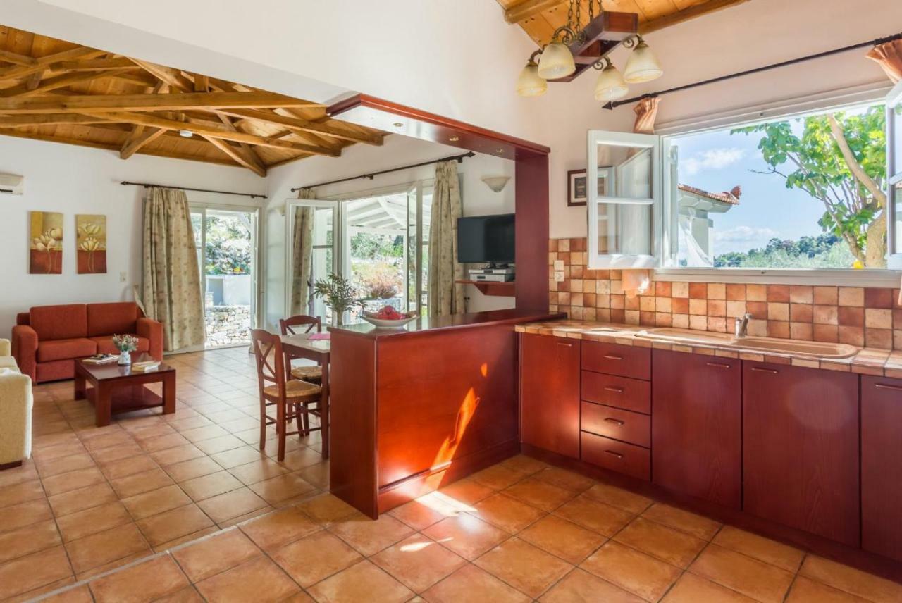 Villa Tassoula Isomata Екстериор снимка